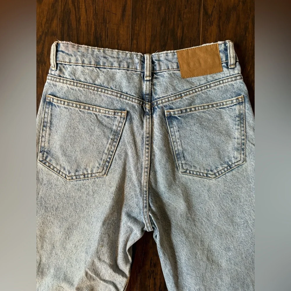 Zara Light Wash Relaxed Tapered Leg - Picture 6 of 10